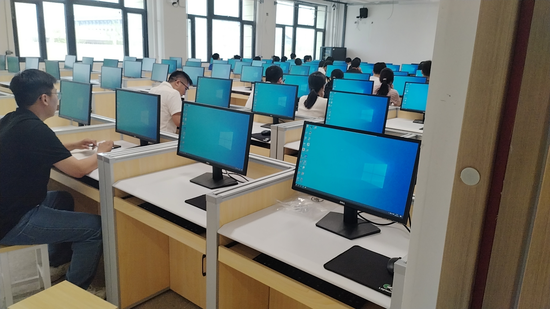 屏风降下，做普通教室使用